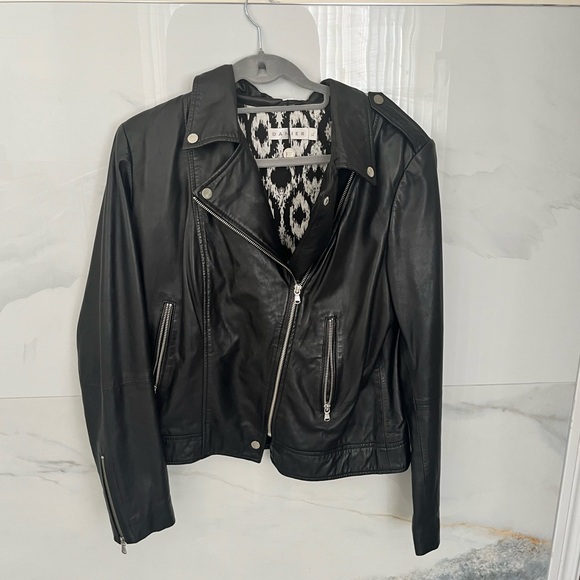 Black genuine leather jacket, never worn

msg me if you have any questions :)) - Picture 2 of 7